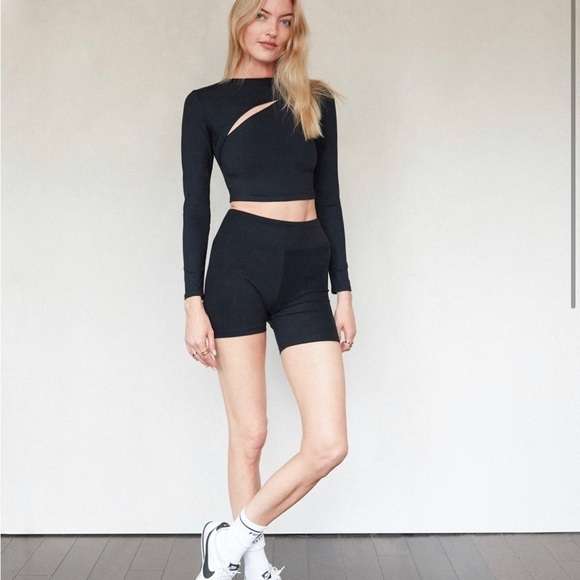A.L.C. x Bandier Elliptical Long Sleeve Cut Out Crop Top - Picture 1 of 3